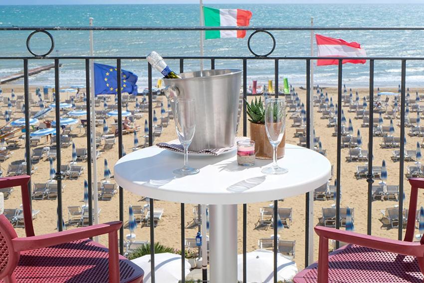 Hotel Manila Lido di Jesolo Bagian luar foto