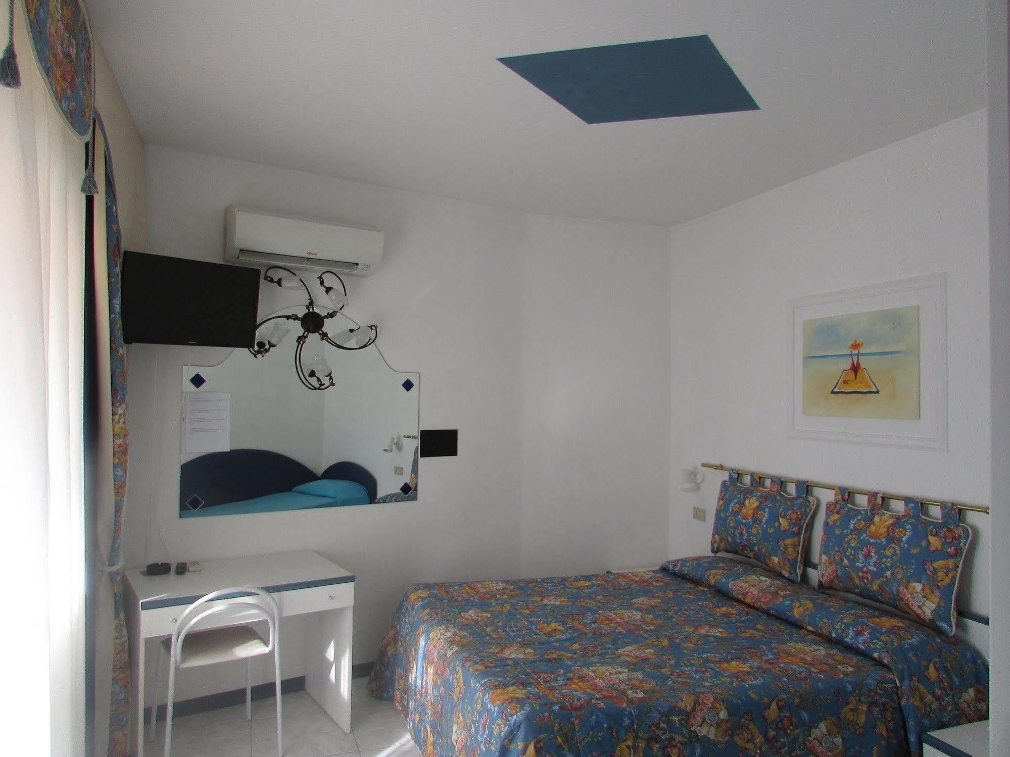 Hotel Manila Lido di Jesolo Bagian luar foto