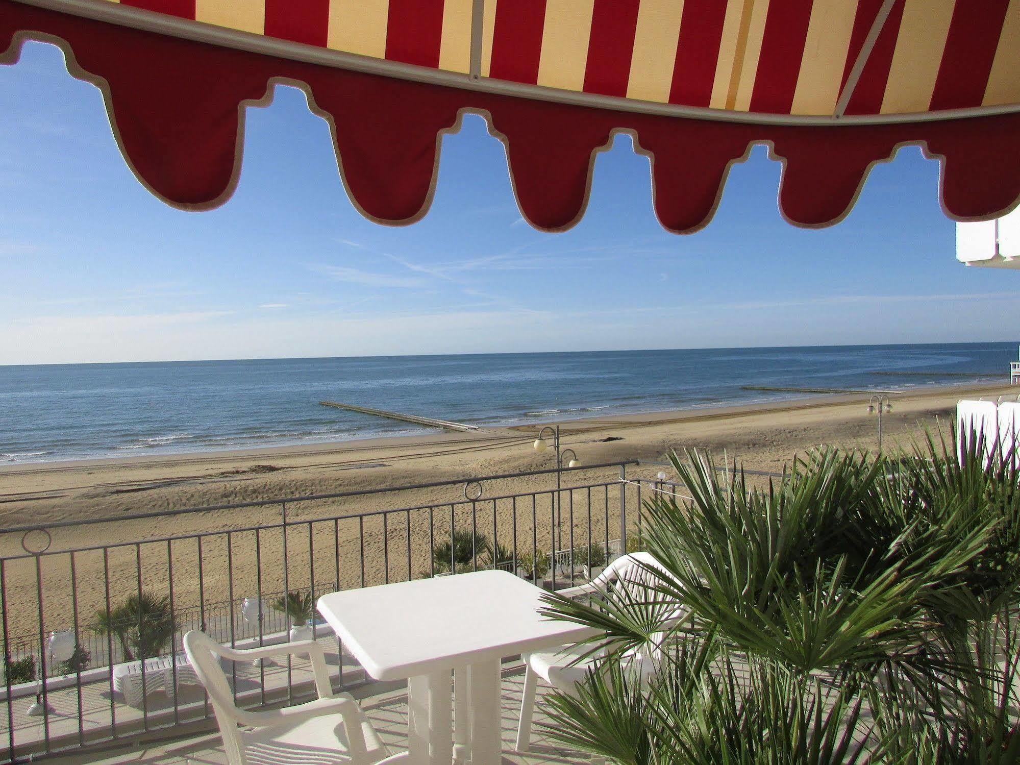 Hotel Manila Lido di Jesolo Bagian luar foto