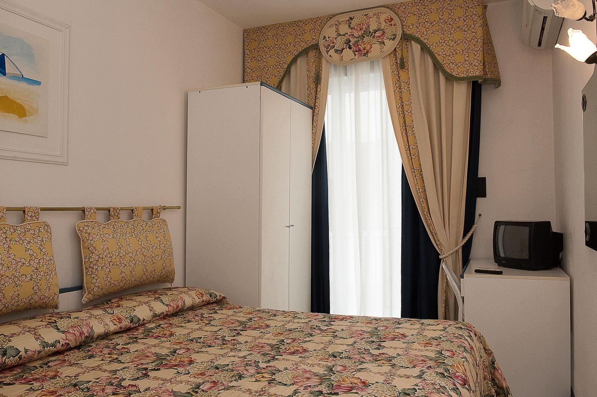 Hotel Manila Lido di Jesolo Bagian luar foto